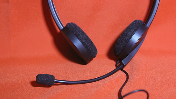 negru, legat cu frânghie, roșu, suprafaţă, microfon, tehnologie, comunicare, Căști, echipament, cablu, telefon, ascultare, conexiune, muzică, culoare neagră, dispozitiv de intrare, echipament audio, calculator, priza, industria electronică, echipamente de calcul, în interior, electricitate, zgomot, oameni, Echipament electric, 5K, CC0, domeniu public, fără drepturi de autor
