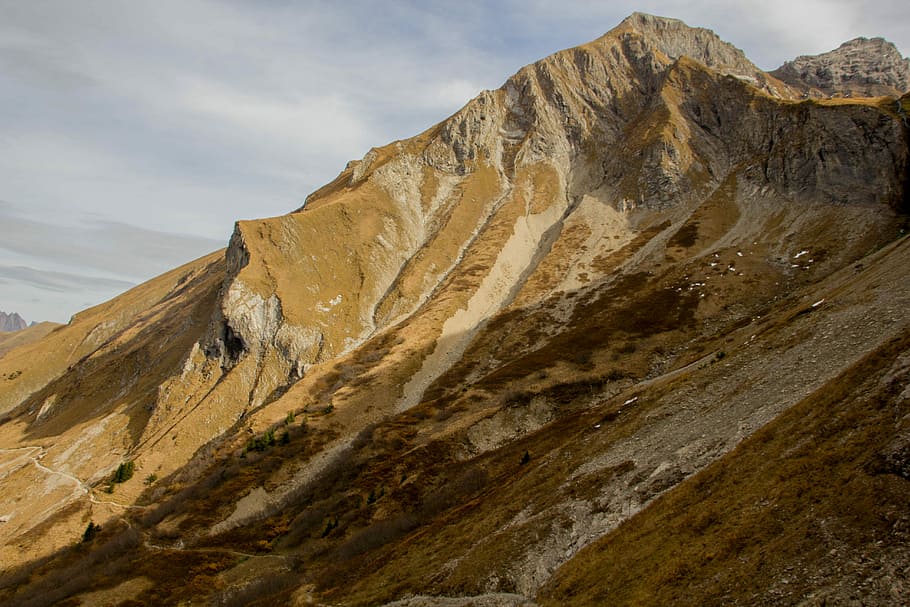 petit, sendera, superior, Alps, muntanyes marrons, muntanya, rock, penya-segat, ombra, llum solar, escenics - natura, Serra, bellesa a la natura, cel, escena no urbana, núvol - cel, tranquil·litat, medi ambient, escena tranquil·la, dia, cap gent, naturalesa, geologia, paisatge, geografia física, rock - object, formació de roca, remot, a l'aire lliure, formació, cim de muntanya, clima àrid, erosionat, 5K