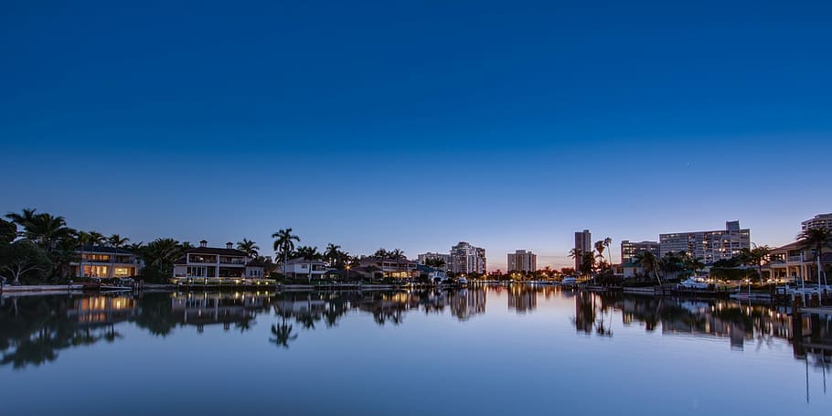 corpo, acqua, circondato, edifici, corpo d'acqua, riflessione, lago, cielo, blu, struttura costruita, architettura, natura, all'aperto, esterno dell'edificio, città, costruzione, destinazioni di viaggio, paesaggio urbano, crepuscolo, paesaggio, quartiere residenziale, skyline urbano, notte, illuminato, nessuno, 1080P