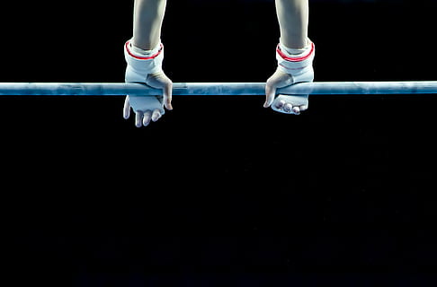 persona, portar, blanc, guants, celebració, gris, barra de metall, actiu, atleta, fons, barra, començar, penjar, equipament, tarda, exercici, dit, en forma, aptitud, gimnàs, gimnasta, gimnàstica, mà, salut, horitzontal, estil de vida, aixecament, al matí, múscul, gent, poder, tirar, esport, força, fort, formació, desigual, amunt, vista, pes, treballar, fer exercici, jove, entrenament esportiu, estil de vida saludable, construcció muscular, acció, una persona, fons negre, tir de l'estudi, còpia espai, secció baixa, equilibri, a l'interior, part del cos humà, habilitat, ballant, de peu, cama humana, persona irreconeixible, extremitat humana, 4K, CC0, domini públic, lliure de regalies