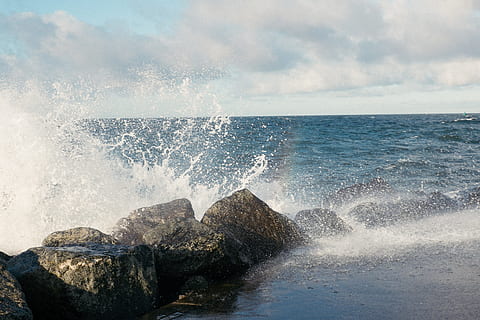 bryde bølger, bølger, natur, hav, bølge, vand, kystlinje, rock-objekt, strand, surf, marinemaleri, blå, scenics, himmel, udendørs, storm, breaking, vandkanten, sprøjt, landskab, ingen mennesker, sommer, horisont over vand, skønhed i naturen, klippe, bevægelse, scenics - natur, horisont, solid, strøm, magt i naturen, sky - himmel, jord, rammer, 4K, CC0, offentligt domæne, royaltyfrie