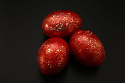 drei rote Eier, Ostereier, Ostern, Ei, Dekoration, Osterdekoration, Frohe Ostern, rot, süß, glänzend, bunte Eier, Farbe, Osterdekorationen, gemalt, Brauch, Osterei, Ostergrüße, Osterfeier, gesundes Essen, Essen und Trinken, Obst, Lebensmittel, Wohlbefinden, Frische, Studioaufnahme, schwarzer Hintergrund, drinnen, Nahansicht, Gruppe von Objekten, keine Leute, Stillleben, gesunder Lebensstil, Apfel - Frucht, reif, nass, ausgeschnitten, Rohkost, sauber, 4K, CC0, gemeinfrei, lizenzfrei