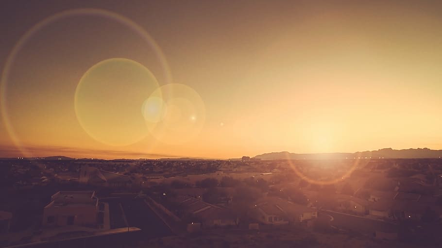 aèria, fotografia, edificis, durant el dia, lent, efecte, flamarada, posta de sol, a dalt, ciutat, urbà, llum, brilli, brillant, brillar, patró, òptica, naturalesa, sortida del sol - alba, a l'aire lliure, vespre, llum solar, paisatge, escenics, muntanya, sol, cel, arquitectura, flare de la lent, estructura construïda, exterior de l'edifici, cap gent, cel clar, medi ambient, edifici, bellesa a la natura, raig de sol, escenics - natura, barri residencial, paisatge urbà, 4K