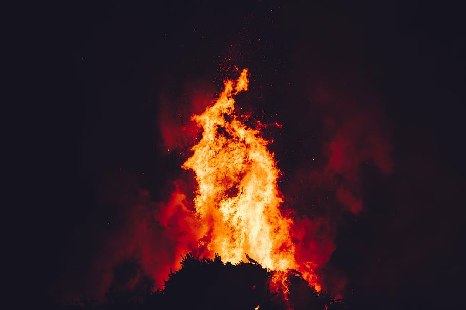 foc i arbres, foc, foto, flama, foguera, fosc, nit, calor, cremant, calor - temperatura, cap gent, a l'aire lliure, primer pla, foc - fenomen natural, naturalesa, color taronja, moviment, terra, explosió, senyal d'advertència, cel, arma, signe, agressió, explosiu, 4K