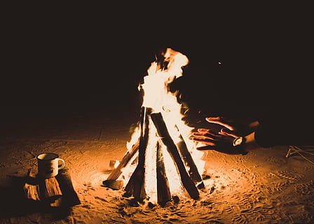 Lagerfeuer in der Nacht, Feuer, Flamme, Lagerfeuer, dunkel, Nacht-, Hitze, Brennholz, Strand, Sand, Licht, Hand, sehen, Becher, Nur ein Mann, Hitze - Temperatur, eine Person, nur für Erwachsene, Nur Männer, Erwachsene, Wüste, Verbrennung, Feuer - natürliches Phänomen, Natur, Holz - Material, Camping, Zeichen, Holz, Warnschild, draußen, glühend, Log, verbrannt, schmelzen, 4K, CC0, gemeinfrei, lizenzfrei