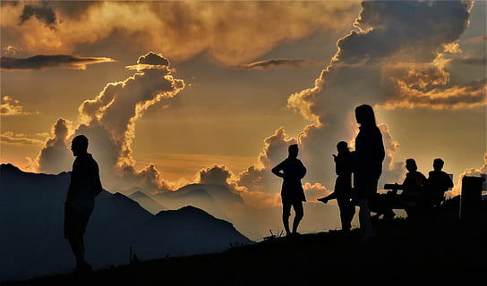Sonnenuntergang, Fernsicht, Ausblick, Aussicht, Standpunkt, Vision, Voraussicht, entfernt, Himmel, breit, Fernweh, Panorama, Wolken, Berge, wichsen, Berg, alpin, Bayern, Oberbayern, garmisch partenkirchen, Stimmung, Sommer-, Mensch, persönlich, Silhouette, wolke - himmel, draußen, Dämmerung, Gruppe von Leuten, Natur, Schönheit in der Natur, Stehen, Freizeitbeschäftigung, Szenen - Natur, Menschen, Erwachsene, Männer, Aktivität, orange Farbe, Reise, Sonnenlicht, Sonne, Umgebung, 4K, CC0, gemeinfrei, lizenzfrei