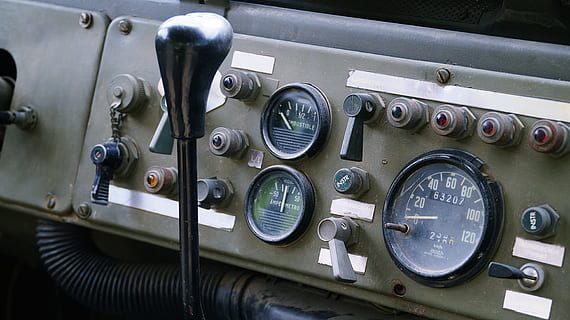 kabina pilota, zegary, Jacek, wskaźniki, sterownica, stare auto, oldtimer, wojskowy, automatyczny, antyczny, przełączniki, panel sterowania, kontrola, transport, technologia, wskaźnik, wnętrze pojazdu, deska rozdzielcza, środek transportu, samolot, zbliżenie, pojazd powietrzny, prędkościomierz, żadnych ludzi, wewnątrz, instrument pomiaru, podróżować, sprzęt, miernik - instrument pomiaru, naciśnij przycisk, 5K, CC0, domena publiczna, darmowe zdjęcia