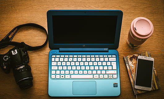 sininen, hp netbook, vieressä, musta, nikon dslr-kamera, valkoinen, samsung-älypuhelin, kirja, liiketoiminta, kamera, kännykkä, tietokone, kuppi, vastaanotto, DSLR, elektroniikka, laitteet, kotitoimisto, näppäimistö, kannettava tietokone, monitori, toimisto, toimistotyö, kannettava, kuvaruutu, älypuhelin, tekniikka, langaton, työ, langaton tekniikka, yhteys, viestintä, pöytä, kannettava tietoväline, huonekalut, kuuntelee, sisällä, puu - materiaali, ei ihmisiä, kuulokkeet, tietokonelaitteisto, kamera - valokuvauslaitteet, puhelin, moderni, 5K, CC0, public domain, rojaltivapaa