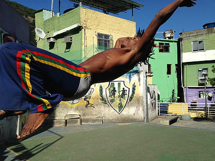 home, esquena, volteig, dansa, capoeira, favela, rendiment, Brasil, persones reals, exterior de l'edifici, estructura construïda, una persona, dia, arquitectura, homes, part del cos humà, estils de vida, naturalesa, llum solar, mà humana, ciutat, mà, art i artesania, a l'aire lliure, activitat d'oci, part del cos, ocupació, braç humà, dit, 2K, CC0, domini públic, lliure de regalies