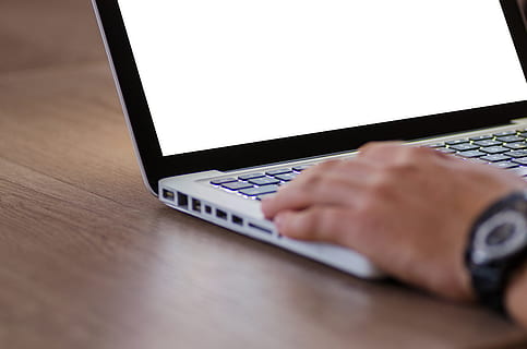 hånd, æble, bærbar, macbook, computer, apparat, elektronik, tastatur, mac, skærm, teknologi, trådløs teknologi, forbindelse, menneskelig kropsdel, menneskelig hånd, meddelelse, computerudstyr, voksen, bord, en person, forretning, tæt på, indendørs, moden voksen, selektiv fokusering, bruger computer, bruger bærbar computer, blank, 5K, CC0, offentligt domæne, royaltyfrie