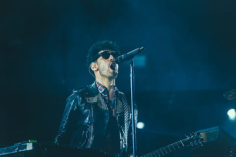 cantante band, uomo, cantando, detenzione, chitarra, dentro, palcoscenico, giacca di pelle nera, in scena, stage - spazio per le prestazioni, musica, musicista, concerto di musica popolare, prestazione, esecutore, uomini, divertimento, evento artistico, musica rock, arte e intrattenimento, cantante, persone, maschi, microfono, una persona, chitarrista, musicista pop, banda musicale, vita notturna, abilità, suono, solo un uomo, Solo uomini, notte, solo adulti, illuminato, strumento musicale, dispositivo di input, cultura artistica e intrattenimento, artista, in casa, godimento, dalla vita in su, supporto per microfono, Festival, Festival musicale, concerto, 5K, CC0, dominio pubblico, privo di copyright
