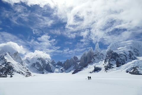 patagonia is cap ekspedisjonen, to, person, gå, fjell, snow, Sky, blå, himmel, fjellkjede, vinter, snø, kaldtemperatur, skjønnhet i naturen, sky - himmel, naturskjønnhet - natur, Vintersport, fritidsaktivitet, sport, miljø, hvit farge, stå på ski, natur, dag, ferie, ferier, snødekte fjell, utendørs, 5K, CC0, offentlig domene, opphavsrett gratis