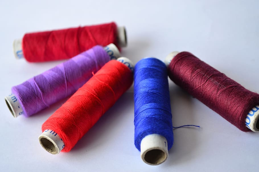 šicí nitě, bílý, povrch, šicí nit, rolích, bílý povrch, vlákna, modrý, hnědý, Červené, nachový, barvitý, tkanina, textil, bavlna, řemeslo, příze, šití, cívka, vícebarevné, textilní průmysl, detail, šicí položka, vlákno, umění a řemesla, variace, výběr, uvnitř, stálý život, materiál, studio shot, vlna, tvořivost, jehla na šití, 4K