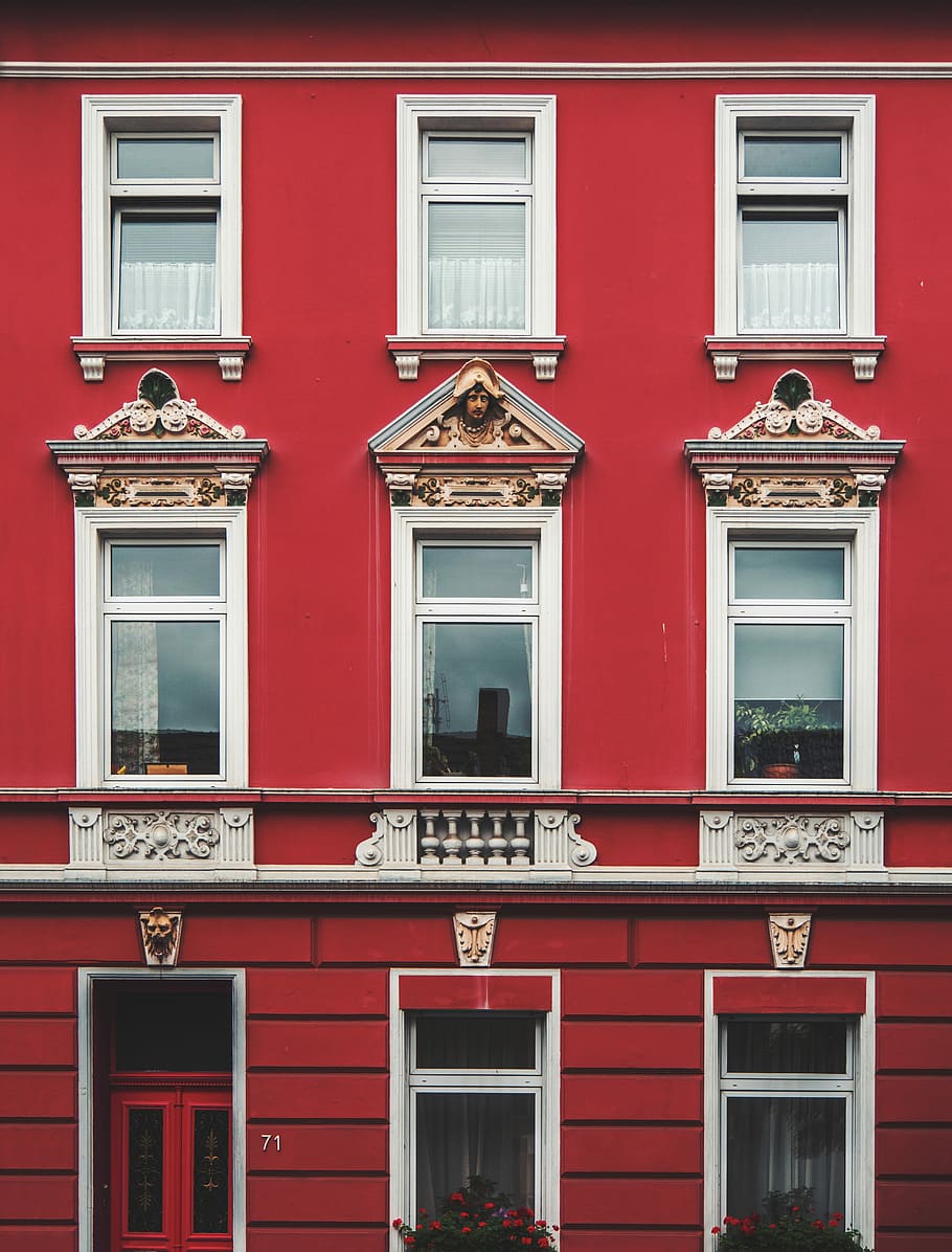 tancat, finestres, vermell, casa, blanc, concret, edifici, façana, finestra, porta, 71, exterior, frontal, colorit, urbà, ciutat, simetria, geomètric, geometria, ornamentat, exterior de l'edifici, arquitectura, estructura construïda, cap gent, dia, marc complet, costat a costat, barri residencial, a l'aire lliure, fons, apartament, repetició, vista d’angle baix, funció de construcció de parets, vidre - material, naturalesa, 4K