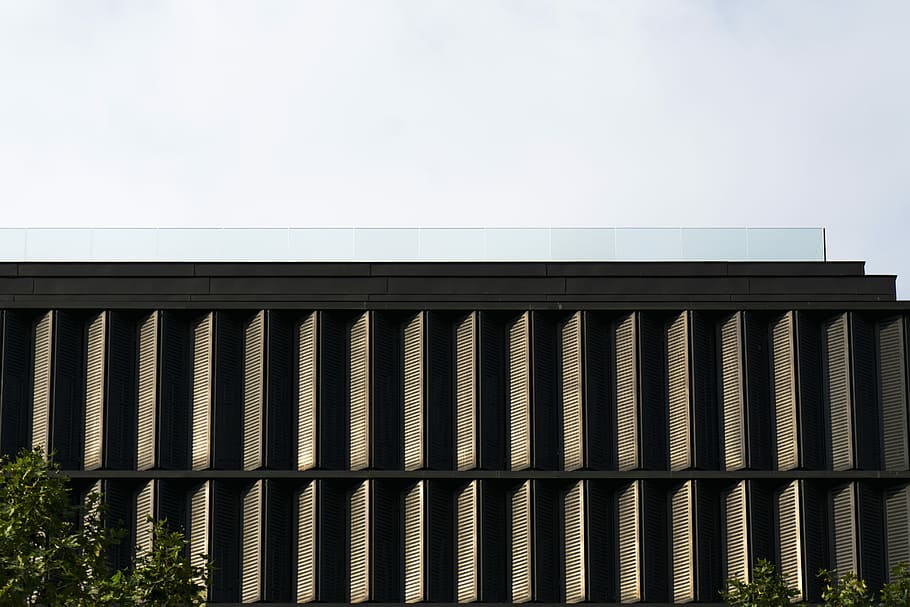 foto, negre, porta metàl·lica, durant el dia, edifici de formigó marró, edifici, arquitectura, disseny, patró, línia, negocis, tecnologia, carrer, simple, resum, cel, arbre, vidre, finestra, metall, estructura construïda, exterior de l'edifici, vista d’angle baix, dia, cap gent, naturalesa, cel clar, a l'aire lliure, còpia espai, funció de construcció de parets, llum solar, sostre, ciutat, 5K