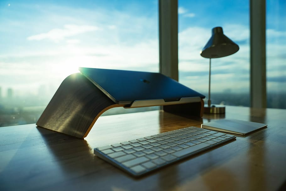 argint, fără fir, tastatură, top, masa, gri, laptop, stand, tastatura Apple 1, maro, de lemn, birou, măr, macbook, ușoară, fereastră, tehnologie, tehnologia fără fir, calculator, în interior, conexiune, nici o persoana, mobila, nor - cer, comunicare, Afaceri, zi, echipamente de iluminat, cer, natură moartă, carte, lampă electrică, 4K
