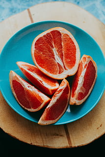 affettare i frutti, blu, piatto, fetta di pompelmo, pompelmo, arancia, rosso, frutta, cibo, cibo e bevande, mangiare sano, freschezza, fetta, benessere, agrumi, tavolo, in casa, colore arancione, nessuno, avvicinamento, natura morta, sezione trasversale, arancia rossa, maturo, 5K, CC0, dominio pubblico, privo di copyright