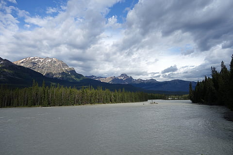 paesaggio, fiume, acqua, largo, banca, natura, acqua di paesaggio, foresta, flusso, acque, fluente, panorama, atmosferico, nuvole, Canada, montagne, cielo, paesaggio fluviale, montagna, nuvola - cielo, scenics - natura, bellezza nella natura, catena montuosa, scena tranquilla, albero, la tranquillità, scena non urbana, lago, pianta, ambiente, idilliaco, lungomare, nessuno, a distanza, formazione, albero di conifere, picco di montagna, 5K, CC0, dominio pubblico, privo di copyright