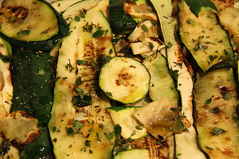 zucchini, legume, grilă, condiment, bucătărie, mancare si bautura, alimente, prospeţime, gata să mănânce, în interior, a închide, natură moartă, cadru complet, fundaluri, mâncat sănătos, vegetal, bunăstare, nici o persoana, dimensiune de servire, produs lactat, brânză, felie, indulgenţă, cartof, pizza, garnitură, ispită, iarbă, gustare, mancare vegetariana, 5K, CC0, domeniu public, fără drepturi de autor