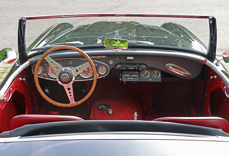 Auto, Oldtimer, klassisch, Automobil, Fahrzeuge, pkw, Instrumententafel, Armaturen, Oldtimer Automobil, Transportmittel, Kraftfahrzeug, Transport, Landfahrzeug, Lenkrad, Windschutzscheibe, Schalttafel, Glas - Material, rot, Autoinnenraum, Fahrzeuginnenraum, Retro-Stil, Tag, Tachometer, draußen, keine Leute, Antiquität, 5K