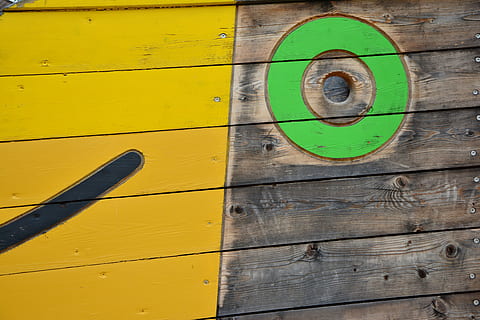 hout, houten structuur, patroon, structuur, detailopname, boord, achtergrond, houten constructies, graan, houtnerf, geel, hout - materiaal, geen mensen, volledig kader, dag, achtergronden, aantal, groene kleur, muur - bouwfunctie, verf, buitenshuis, levendige kleuren, getextureerde, oud, multi gekleurd, verweerde, geometrische vorm, 5K, CC0, publiek domein, royaltyvrij