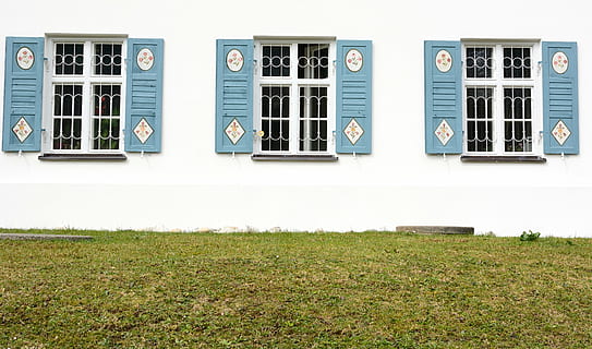 front vindue, nostalgisk, vindue, nostalgi, gammel, antik, træ, rustik, stuehus, trævinduer, atmosfære, facade, historisk, bayern, hus facade, græs, arkitektur, murbygningsfunktion, ingen mennesker, bygning udvendig, bygget struktur, dag, plante, panoramisk, bygning, natur, side om side, udendørs, hvid farve, vækst, grøn farve, teknologi, hus, i en række, 5K, CC0, offentligt domæne, royaltyfrie