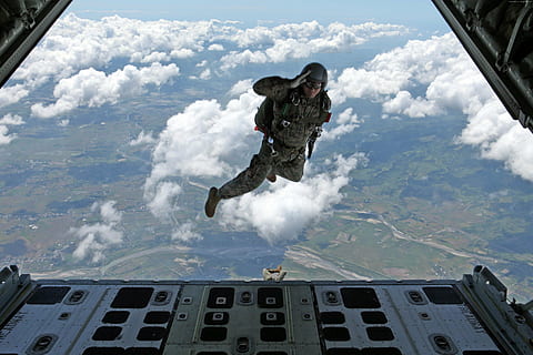 sky dykker, sprang, luft, luftbårne, soldat, opgave, Sky, flyvende, Midt i luften, hoppe, glæde, opstemthed, faldskærmsudspring, sky - himmel, fuld længde, bevægelse, himmel, ekstrem sport, sport, fritidsaktivitet, dag, mennesker, militær, natur, stunt, spænding, positive følelser, dygtighed, udendørs, Specialstyrker, 5K, CC0, offentligt domæne, royaltyfrie