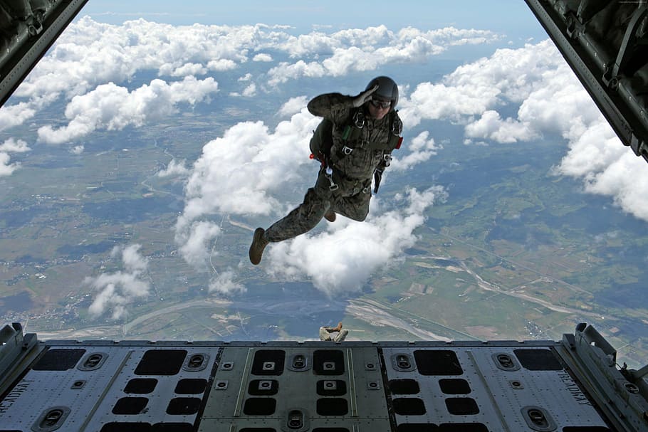busseig del cel, va saltar, aire, aèria, soldat, tasca, núvol, volant, a l'aire, saltar, joia, alegria, paracaigudisme, núvol - cel, longitud completa, moviment, cel, Esports extrems, esport, activitat d'oci, dia, gent, militar, naturalesa, truc, emoció, emoció positiva, habilitat, a l'aire lliure, forces especials, 5K