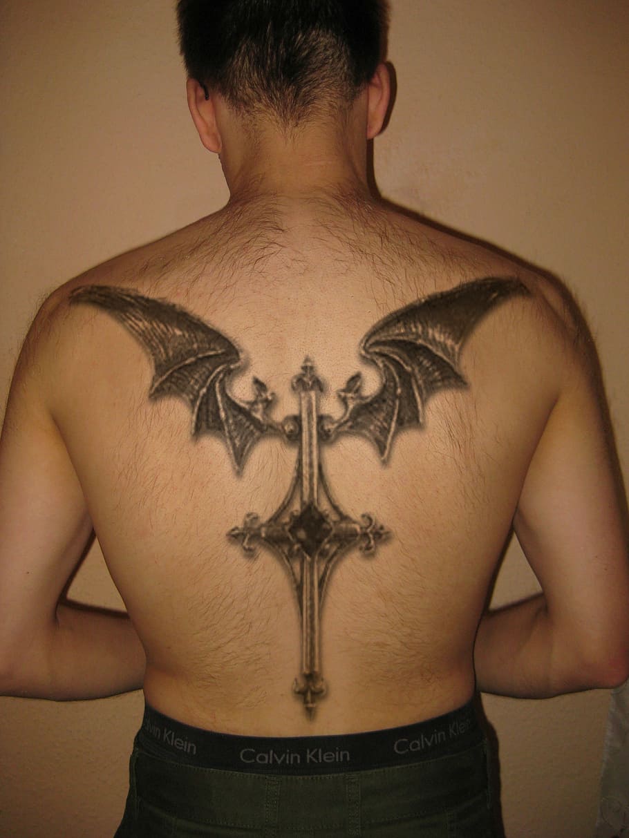 tatuaggio, uomo, mossa, uomini, persone, adulto, maschi, una persona, in casa, stili di vita, parte del corpo umano, persone reali, A petto nudo, retrovisore, giovane adulto, caratteristica della parete, attività di svago, build muscolare, testo, dalla vita in su, in piedi, giovani uomini, mascolinità, il petto, 2K