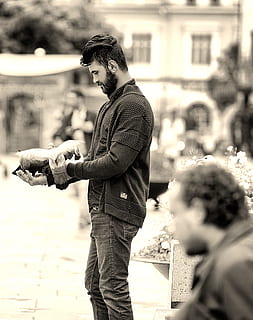uomo, piccioni, ritaglio, persone reali, abbigliamento casual, giovani uomini, concentrarsi sulle conoscenze acquisite, stili di vita, uomini, una persona, architettura, giorno, città, detenzione, attività di svago, giovane adulto, persone accessorie, esterno dell'edificio, tre quarti, all'aperto, struttura costruita, in piedi, 2K, CC0, dominio pubblico, privo di copyright