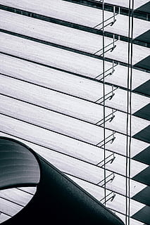 paralume da tavolo, tapparelle, fotografia ravvicinata, ha aperto, bianca, accanto, nero, paralume, cieco, finestra cieca, otturatore, finestra, luce del sole, luce naturale, strutturato, ombra, modello, moderno, orizzontale, design, decorazione, tenda, avvicinamento, nessuno, fotogramma intero, in casa, sfondi, giorno, vista dall'alto, persiane, sicurezza, metallo, architettura, natura, di fila, posto a sedere, ringhiera, dettaglio, 5K, CC0, dominio pubblico, privo di copyright