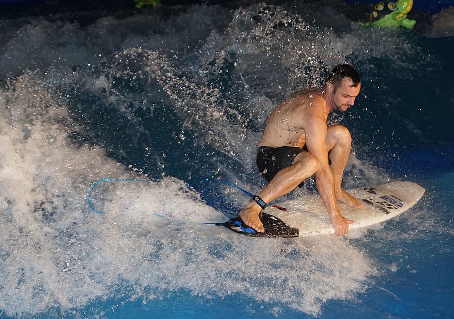 surfista, taula de surf, onada, onada de riu, maniobrar, una persona, homes, sense camisa, estils de vida, aigua, adult jove, naturalesa, longitud completa, esport, adult, activitat d'oci, home jove, persones reals, moviment, esquitxades, a l'aire lliure, força, 4K