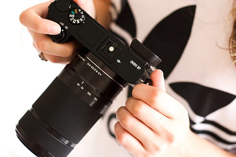 Câmera, sony, lente, instantâneo, fotografia, foto, fotógrafo, pessoas, mulher, addidas, parte do corpo humano, segurando, mão humana, cor preta, mão, tecnologia, cultura artística e entretenimento, indústria cinematográfica, temas de fotografia, câmera - equipamento fotográfico, ocupação, estilo retro, fechar-se, tiro do estúdio, equipamento fotográfico, meio, dentro de casa, adulto, atividade, operador de câmera, câmera digital, câmera slr, vídeo, filmando, câmera de vídeo doméstico, 5K, CC0, domínio público, royalty free