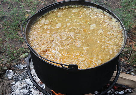 Kohl, gekocht, Hackfleisch, Kessel, Blätter, Rezepte, Rollen, Sarmale, Lebensmittel, Getränk, Essen und Trinken, High Angle View, keine Leute, Container, Haushaltsausstattung, Frische, Küchenutensilien, Nahansicht, Stillleben, Holz - Material, Pfanne, Tag, Vorbereitung, Natur, Suppe, gesundes Essen, Hitze - Temperatur, draußen, Versuchung, 2K, CC0, gemeinfrei, lizenzfrei