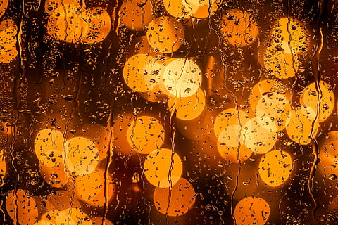 pomarańczowe światło bokeh, światła bokeh, woda, krople, bokeh, światła, Pomarańczowy, kształt, wzór, pełna ramka, tła, żadnych ludzi, zbliżenie, upuszczać, mokro, wewnątrz, szkło - materiał, okno, oświetlony, deszcz, przezroczysty, żółty, kształt serca, pozytywne emocje, noc, kropla deszczu, 5K, CC0, domena publiczna, darmowe zdjęcia