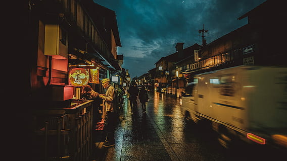 Mann, Stehen, Essensstand, Nachtzeit, in der Nacht, Nacht-, Straße, städtische Szene, Stadt, dunkel, Menschen, Reise, Transport, die Architektur, wolke - himmel, Himmel, gebaute Struktur, Gebäudehülle, beleuchtet, Transportmittel, nass, zufällige Menschen, Natur, Dämmerung, Stadt leben, Bewegung, Zeichen, Gebäude, draußen, Regen, Regenzeit, 4K, CC0, gemeinfrei, lizenzfrei