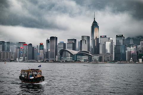 Hong Kong, Marrone, barca, alto, sorgere edifici, acqua, costruzione, grattacielo, nube, lago, architettura, struttura costruita, esterno dell'edificio, città, skyline urbano, edificio per uffici esterno, paesaggio, paesaggio urbano, mezzi di trasporto, cielo, nave nautica, destinazioni di viaggio, distretto del centro, natura, nuvola - cielo, moderno, distretto finanziario, all'aperto, 4K, CC0, dominio pubblico, privo di copyright