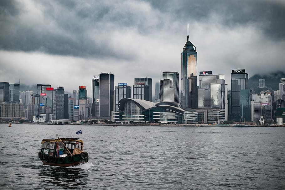 Hong Kong, Marrone, barca, alto, sorgere edifici, acqua, costruzione, grattacielo, nube, lago, architettura, struttura costruita, esterno dell'edificio, città, skyline urbano, edificio per uffici esterno, paesaggio, paesaggio urbano, mezzi di trasporto, cielo, nave nautica, destinazioni di viaggio, distretto del centro, natura, nuvola - cielo, moderno, distretto finanziario, all'aperto, 4K