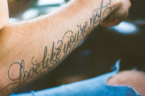 sekli, sutelkti fotografiją, dilbio tatuiruotė, asmuo, rodoma, juoda, rankos tatuiruotė, rankos, tat, scenarijus, tatuiruotė, žmonių, žmogaus ranka, Iš arti, komunikacijos, tekstą, rašalas, žmogaus kūno dalis, ranka, žmogaus galūnės, galūnė, žmogaus rankos, kūno dalis, vyrai, sutelkti dėmesį į naujas žinias, vienas asmuo, suaugusiųjų, menas ir amatai, kūno puošmena, kūrybiškumas, jaunuolis, tatuiravimas, riešą, 4K, CC0, Viešasis domenas, nemokamai