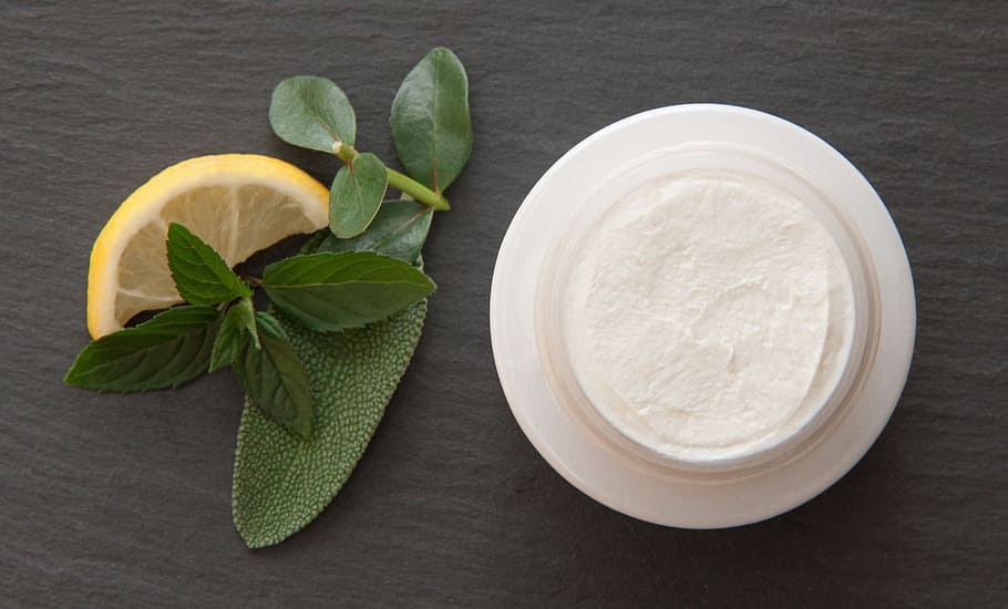 rund dessert, top, plade, ved siden af, citron skive, krydderier, rund, dessert, På toppen, citron, skive, deo creme, mynte, eukalyptus, salvie, hudpleje, friskhed, mad og drikke, blad, ingen mennesker, indendørs, sund kost, velvære, plante del, mad, skål, stilleben, plante, sund livsstil, natur, urt, høj vinkel visning, træ - materiale, bord, krops pleje, grøn farve, blade, 2K