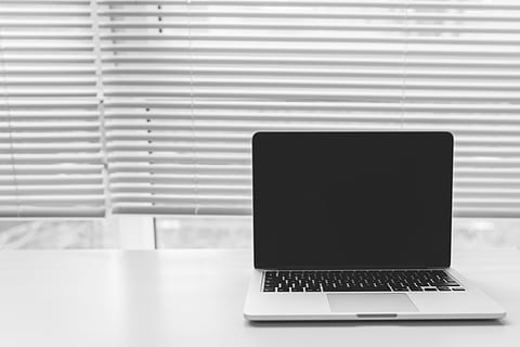 macbook pro, skala szarości, fotografia, macbook, zawodowiec, stół, laptop, komputer, technologia, Żaluzje, okno, biurko, gabinet, biznes, technologia bezprzewodowa, porozumiewanie się, wewnątrz, wzór, Internet, żadnych ludzi, połączenie, meble, martwa natura, czarny kolor, biały kolor, kopia przestrzeń, prostota, klawiatura, pusty, 5K, CC0, domena publiczna, darmowe zdjęcia