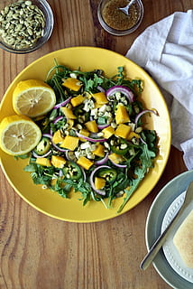 piatto di verdura, insalata, Mango, limoni, pane, tavolo, lattuga, rucola, verdura, salutare, vegetariano, derrata alimentare, nutrimento, gastronomia, biologico, semi, cucina, cibo, dieta, verdure, naturale, pasto, nutriente, nutrizione, ingredienti, frutta, fresco, estate, ristorante, pranzo, stile di vita, frutta fresca, crudo, cibo e bevande, agrumi, benessere, freschezza, mangiare sano, Limone, pronto a mangiare, in casa, direttamente sopra, utensile da cucina, vista dall'alto, piatto, legno - materiale, natura morta, nessuno, bicchiere, coltello da tavola, 4K, CC0, dominio pubblico, privo di copyright