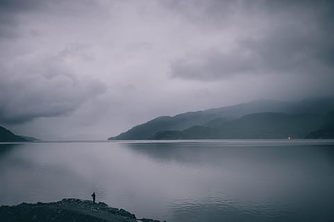 Mann, Stehen, grau, Berg, Silhouette, Karosserie, Wasser, nebelig, Tag, ein Licht im Dunkeln, wolkig, Wolke, See, Natur, wolke - himmel, Landschaft, szenen, Nebel, Wolkengebilde, Himmel, draußen, Meer, bedeckt, keine Leute, Schönheit in der Natur, Ruhe, ruhige Szene, Szenen - Natur, Sturm, Nicht-städtische Szene, idyllisch, Gebirge, Sturmwolke, 4K, CC0, gemeinfrei, lizenzfrei