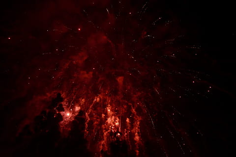 rot, Fackeln, Nacht-, Eruption, Vulkan, Sprengung, Lava, Feuerwerk, Himmel, abstrakt, explodiert, Hintergründe, Astronomie, Platz, schwarze Farbe, glühend, dunkel, Stern - Raum, keine Leute, Natur, Flachwinkelansicht, beleuchtet, Kunst, Kultur und Unterhaltung, Bewegung, draußen, Galaxis, Schönheit in der Natur, schwarzer Hintergrund, Helligkeit, 5K, CC0, gemeinfrei, lizenzfrei