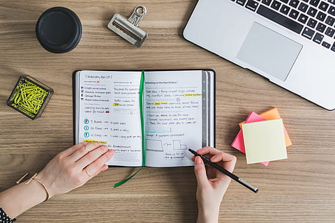 kvinde, skrivning, planner, ved siden af, sølv macbook, bærbar, æble, macbook, computer, browser, forskning, undersøgelse, skole, forretning, arbejde, skrivebord, træ-, meddelelse, teknologi, trådløs teknologi, pen, bord, forbindelse, papir, indendørs, voksen, bruger bærbar computer, mennesker, menneskelig kropsdel, menneskelig hånd, kontor, hånd, note pad, at gøre listen, tastatur, 4K, CC0, offentligt domæne, royaltyfrie