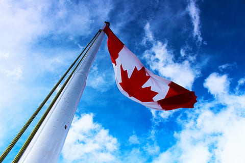 pavilion canada, ridicat, timpul zilei, Canada, steag, hdr, patriotism, roșu, nor - cer, frunză de arțar, cer, culoare alba, în aer liber, nici o persoana, zi, vedere unghiulară joasă, natură, albastru, mediu inconjurator, frunze, pol, vânt, 5K, CC0, domeniu public, fără drepturi de autor