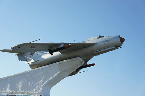 Monumento, avión, combatiente, cielo, vehículo aéreo, cielo limpio, transporte, modo de transporte, volador, militar, copia espacio, naturaleza, día, azul, nadie, vista de ángulo bajo, avion de combate, avión militar, en movimiento, vista lateral, soleado, industria aeroespacial, acrobacia aérea, 1080P, CC0, dominio público, libre de derechos