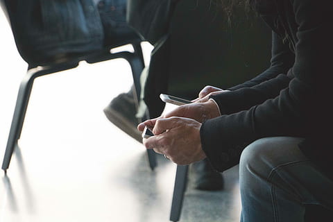 pessoa, usando, Móvel, telefone, mãos, sentado, compartilhamento, mensagens de texto, meio, uma pessoa, mão humana, segurando, mão, parte do corpo humano, adulto, dia, dentro de casa, copo, fechar-se, homens, roupas, bebida, focar em primeiro plano, estilos de vida, comida e bebida, bebida quente, vista lateral, jeans, 5K, CC0, domínio público, royalty free