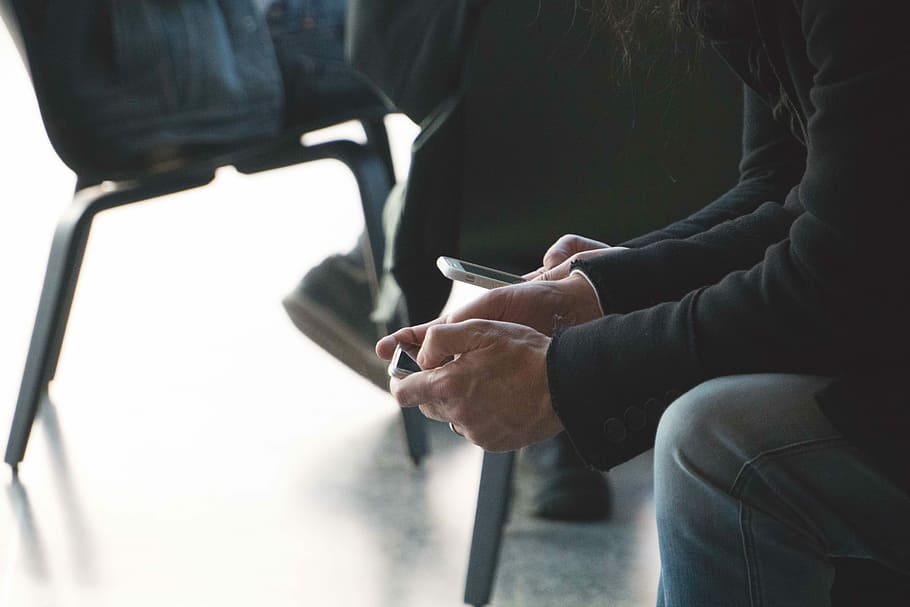 pessoa, usando, Móvel, telefone, mãos, sentado, compartilhamento, mensagens de texto, meio, uma pessoa, mão humana, segurando, mão, parte do corpo humano, adulto, dia, dentro de casa, copo, fechar-se, homens, roupas, bebida, focar em primeiro plano, estilos de vida, comida e bebida, bebida quente, vista lateral, jeans, 5K