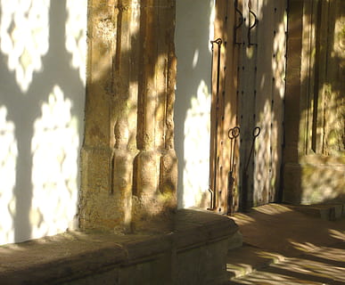 Cattedrale, ombra, luce, modello, Chiesa, chiostro, Gotico, umore, luce del sole, giorno, architettura, natura, nessuno, all'aperto, struttura costruita, albero, finestra, costruzione, il passato, legno - materiale, storia, pianta, colonna architettonica, vecchio, concentrarsi sulle conoscenze acquisite, sicurezza, tronco d'albero, 2K, CC0, dominio pubblico, privo di copyright